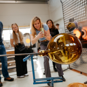 Ukázka výroby ručně tvarovaného hutního skla Jaroš Glass Works.
