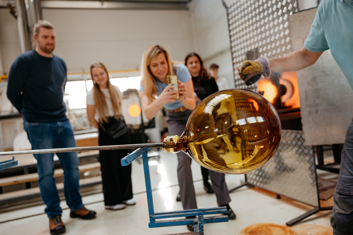 Ukázka výroby ručně tvarovaného hutního skla Jaroš Glass Works.
