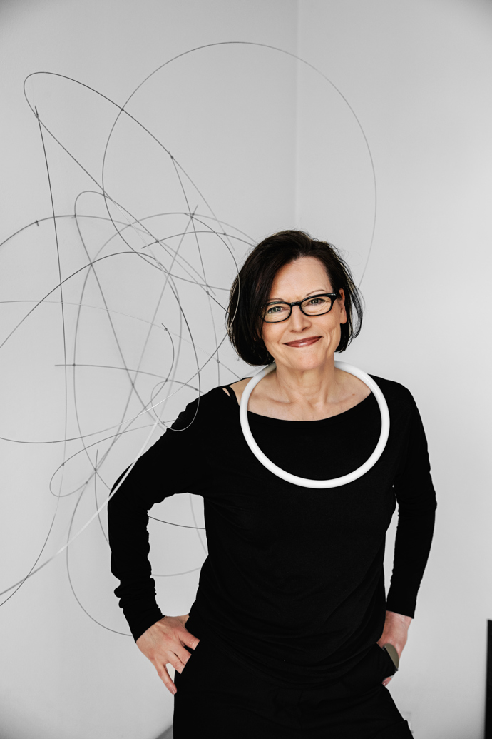 Do Síně slávy českého designu byla uvedena designérka, autorka studiových šperků, architektka, multidisciplinární umělkyně a dlouholetá pedagožka Eva Eisler.
