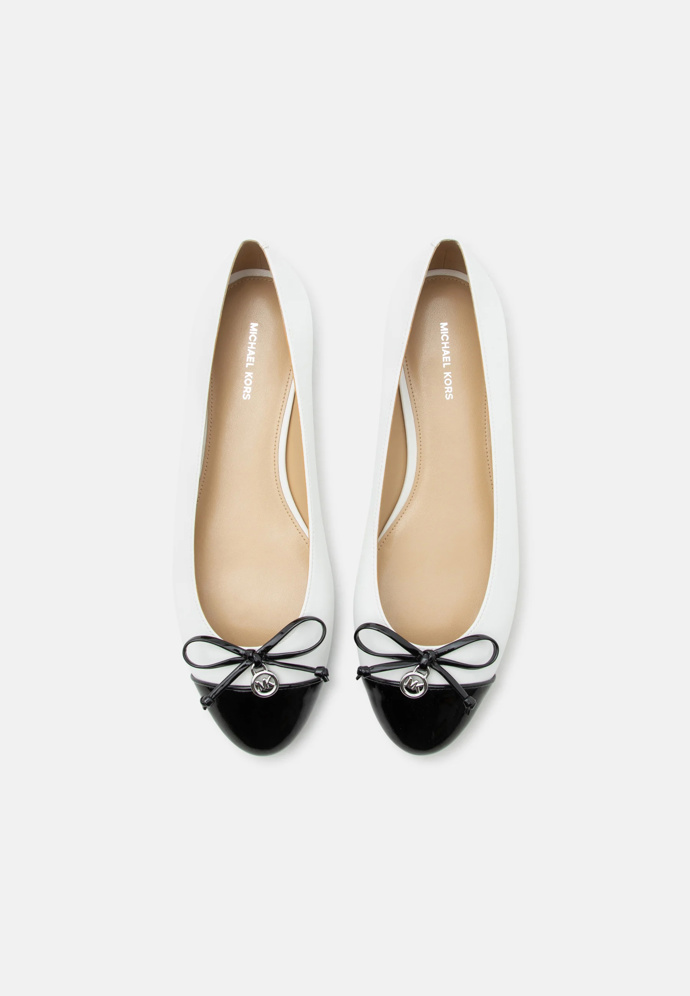 Černo-bílé baleríny, Michael Kors/Zalando, 3400 Kč
Černo-bílé baleríny, Michael Kors/Zalando, 3400 Kč
