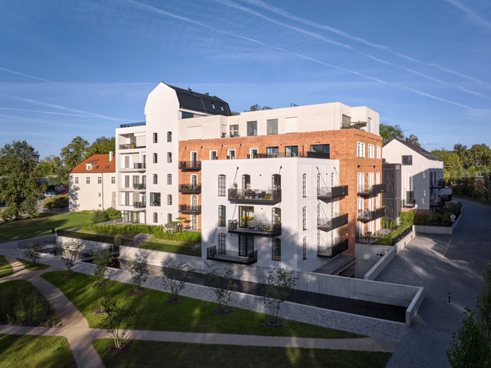 Z původního brownfieldu vzniklo moderní bydlení s respektem k historii místa a zároveň přináší současnou architekturu, veřejný prostor i komunitní život. 
