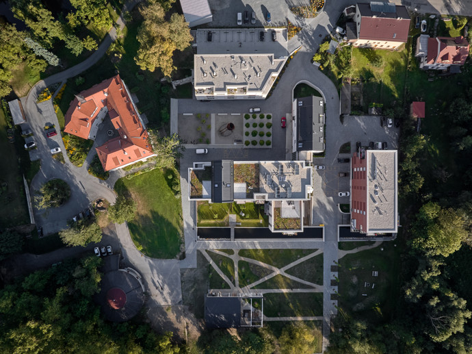 Projekt vznikal v úzké spolupráci s investorem, rodinnou stavební firmou Auböck Bau, která má pobočku přímo v Boršově nad Vltavou. Společným cílem bylo vytvořit místo, které si zachová industriální charakter a zároveň nabídne kvalitní současné bydlení. 
