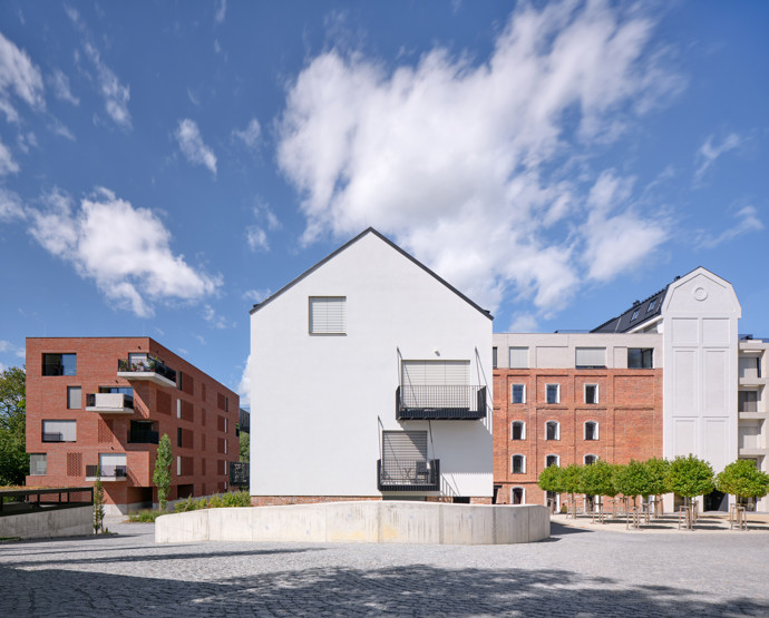 Architekti přitom mysleli i na veřejný život. Do přízemí hlavní budovy umístili kavárnu přirozeně propojující celý areál s okolím. Právě tady se symbolicky potkává historie s přítomností.
