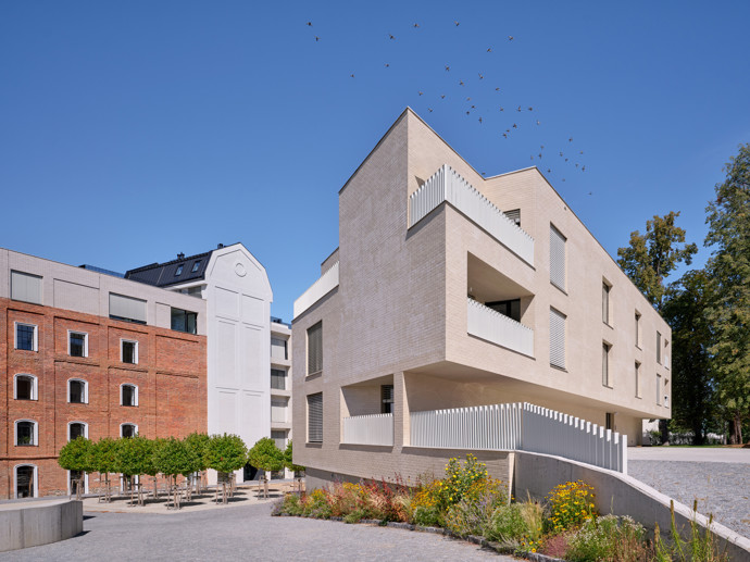 Jedním z nejdůležitějších urbanistických momentů celého projektu se stalo vytvoření nového náměstí. Architekti doplnili otevřenou stranu původního komplexu ve tvaru písmene U novým třípodlažním domem. 
