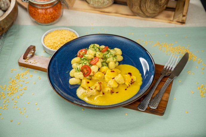 Omáčka ze žluté čočky s kuřecími nudličkami

4 porce

Ingredience: 

100 g čočky žluté Menu Gold, 150 g cibule, 2 stroužky česneku, 70 g mrkve, 70 g celeru, 60 g rajčatového protlaku, půl lžičky kurkumy, 450 ml kuřecího vývaru, 100 ml smetana ke šlehání, 480 g kuřecích prsou, 30 ml slunečnicového oleje, snítka tymiánu, 800 g gnocchi, sůl, pepř

Postup:

V hrnci na rozehřátém oleji orestujeme nadrobno nakrájenou cibuli a postupně přidáme nakrájený česnek, mrkev a celer. Důkladně orestujeme, přidáme rajčatový protlak, kurkumu a žlutou čočkou. Zalijeme vývarem a vaříme cca 30 minut. Osolíme, opepříme, důkladně rozmixujeme a zjemníme smetanou.

Kuřecí maso nakrájíme na nudličky, osolíme, opepříme, zakápneme olejem a ochutíme tymiánovými lístky. Důkladně promícháme a necháme alespoň hodinu marinovat (nejlépe přes noc). Na rozpálené pánvi maso orestujeme a vložíme do hotové čočkové omáčky.

Omáčku ze žluté čočky s kuřecími kousky podáváme s uvařenými gnocchi.

 
