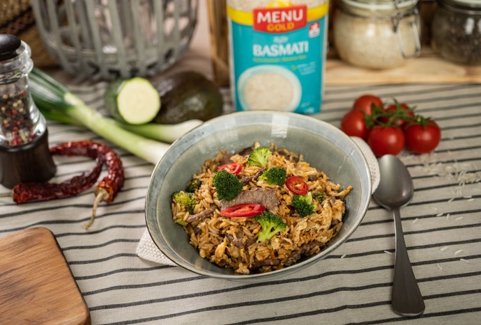 Rýži Basmati můžete kombinovat skvěle do masitých i bezmasých pokrmů. Zde například smažená rýže basmati s hovězím masem.

Smažená rýže s hovězím masem

Ingredience na 4 porce: 320 g rýže basmati Menu Gold, 500 g vyzrálé hovězí kýty, 2 stroužky česneku, slunečnicový olej, 1 cibule, 2 vejce, 320 g brokolice, chilli, sůl, pepř

Postup

Hovězí maso omyjeme, osušíme a nakrájíme na tenké nudličky. Osolíme, opepříme, přidáme najemno nastrouhaný česnek s trochou oleje a necháme ideálně přes noc odležet. Basmati rýži uvaříme podle návodu na obalu. V pánvi s rozpáleným olejem zprudka maso orestujeme a odložíme stranou. Brokolici omyjeme a rozdělíme na menší růžičky. Vložíme do vroucí vody, chvíli povaříme a rychle zchladíme v ledové vodě. Do pánve vložíme nadrobno nakrájenou cibuli, ochutíme chilli a necháme zesklovatět. Přimícháme rozšlehaná vajíčka. Přidáme brokolici, uvařenou basmati rýži a hovězí maso.

Lehce zarestujeme, osolíme a opepříme dle chuti a můžeme podávat.

 

 
