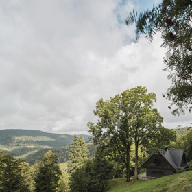 Když se architekti pustili do práce, brzy bylo jasné, že zachraňovat není co. Z původní konstrukce se dochovalo jen minimum prvků, navíc ve špatném technickém stavu. 
