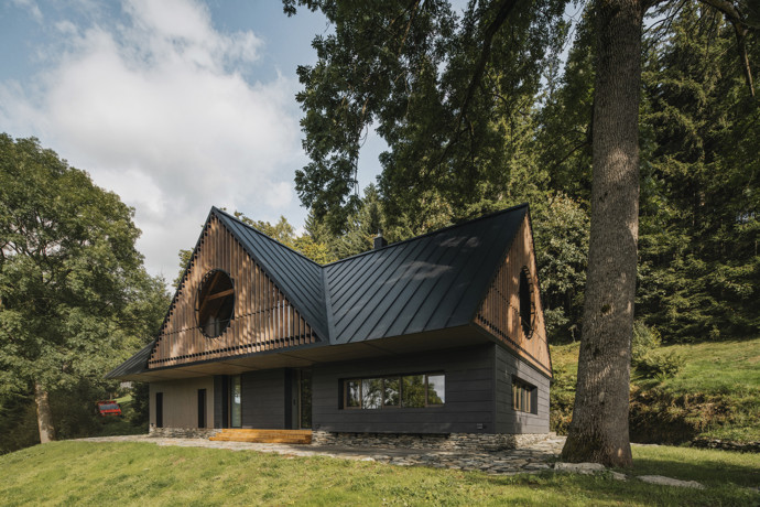 Nová chalupa stojí na stejném místě, ale její přístup je úplně jiný. Vychází z tradiční krkonošské architektury. 
