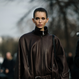 Oversized kožená bunda vám nesmí tuto sezónu chybět
Oversized kožená bunda vám nesmí tuto sezónu chybět