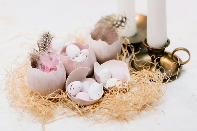 Drobná peříčka, oblázky, mini vajíčka - do skořápek nemusíte dávat jen kvítky.
Drobná peříčka, oblázky, mini vajíčka - do skořápek nemusíte dávat jen kvítky.