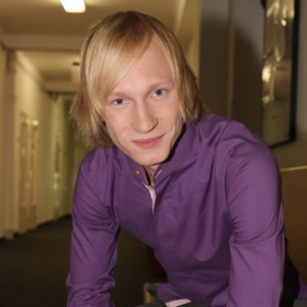 Modrooký blonďáček rychle vystřelil mezi hvězdy
Modrooký blonďáček rychle vystřelil mezi hvězdy