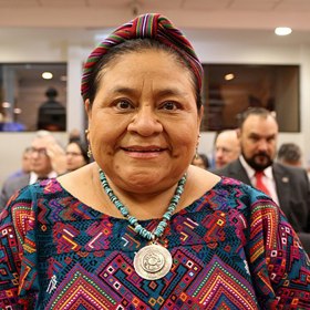 Rigoberta Menchú Tum získala v roce 1992 Nobelovu cenu za mír za svůj boj za lidská práva. Ocenění vnímala jako uznání pro všechny utlačované komunity, nejen pro sebe.
