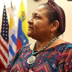 Rigoberta Menchú Tum se stala hlasem těch, kteří neměli možnost promluvit. Její příběh ukazuje, že i z nejtěžších podmínek může vzejít silná osobnost schopná změnit svět.
