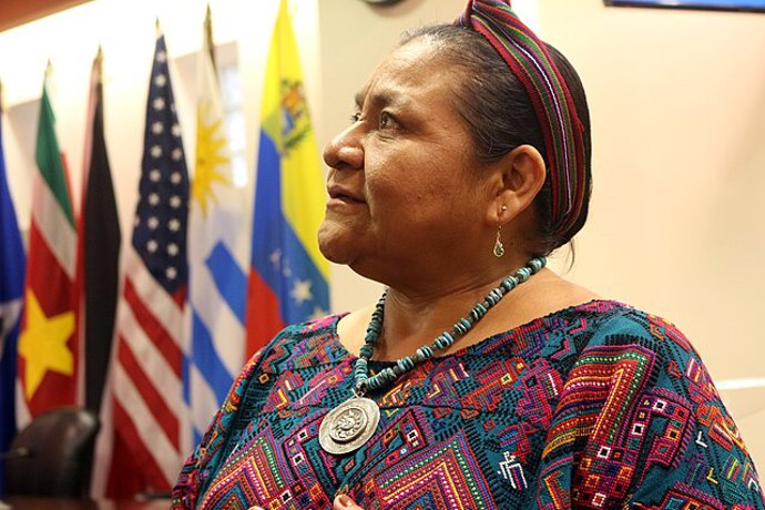Rigoberta Menchú Tum se stala hlasem těch, kteří neměli možnost promluvit. Její příběh ukazuje, že i z nejtěžších podmínek může vzejít silná osobnost schopná změnit svět.
