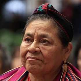 Rigoberta Menchú Tum investovala své úsilí i finance do podpory domorodých obyvatel a jejich práv. Její aktivismus pokračuje dodnes a inspiruje další generace.
