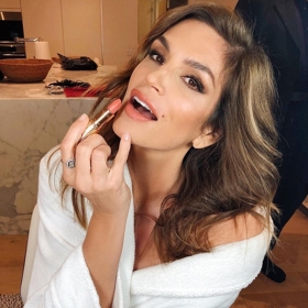 Cindy Crawford se na sociálních sítích ráda podělí o své triky
