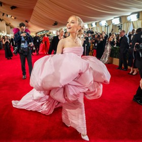 Ariana Grande a její šaty na červeném koberci. Byly objemnější než ona sama
