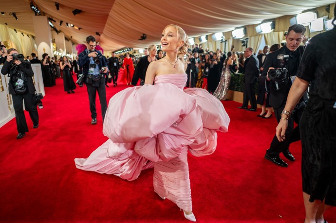 Ariana Grande a její šaty na červeném koberci. Byly objemnější než ona sama
