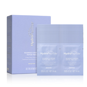 Hydropeptide Resurface and Repair Peptide Pads (30 ks), 2400 Kč

Dvoukrokový exfoliační peeling v kombinaci s peptidovým ošetřením. Krok 1 jemně odstraňuje odumřelé kožní buňky a připravuje pleť na efektivnější vstřebání aktivních látek z Kroku 2. Krok 2 představuje ošetřující tamponek bohatý na peptidy, který pomáhá obnovit optimální funkci kožní bariéry, podporuje buněčnou obnovu a posiluje strukturální integritu pleti. Tyto peptidové tamponky jsou vysoce účinné samostatně nebo jako přípravný krok, který zvyšuje účinnost dalších ošetření pleti. Jemně čistí ucpané póry a nahromaděné odumřelé buňky a zároveň redukuje povrchový maz. Pomáhá obnovovat podpůrnou strukturu pleti pomocí cílených peptidů a šetrného retinolu získaného z řas. 
