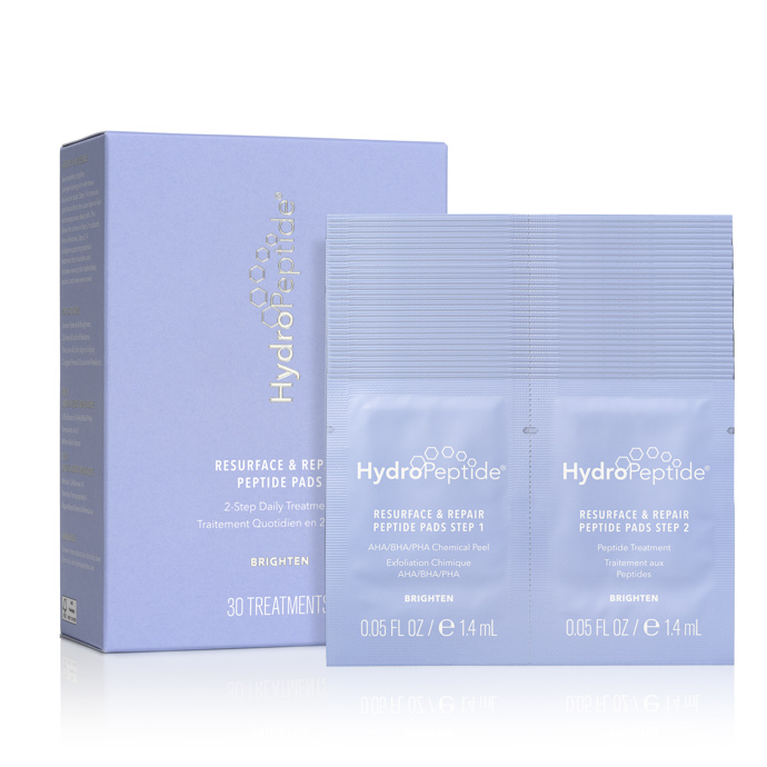Hydropeptide Resurface and Repair Peptide Pads (30 ks), 2400 Kč
Dvoukrokový exfoliační peeling v kombinaci s peptidovým ošetřením. Krok 1 jemně odstraňuje odumřelé kožní buňky a připravuje pleť na efektivnější vstřebání aktivních látek z Kroku 2. Krok 2 představuje ošetřující tamponek bohatý na peptidy, který pomáhá obnovit optimální funkci kožní bariéry, podporuje buněčnou obnovu a posiluje strukturální integritu pleti. Tyto peptidové tamponky jsou vysoce účinné samostatně nebo jako přípravný krok, který zvyšuje účinnost dalších ošetření pleti. Jemně čistí ucpané póry a nahromaděné odumřelé buňky a zároveň redukuje povrchový maz. Pomáhá obnovovat podpůrnou strukturu pleti pomocí cílených peptidů a šetrného retinolu získaného z řas.
Hydropeptide Resurface and Repair Peptide Pads (30 ks), 2400 Kč
Dvoukrokový exfoliační peeling v kombinaci s peptidovým ošetřením. Krok 1 jemně odstraňuje odumřelé kožní buňky a připravuje pleť na efektivnější vstřebání aktivních látek z Kroku 2. Krok 2 představuje ošetřující tamponek bohatý na peptidy, který pomáhá obnovit optimální funkci kožní bariéry, podporuje buněčnou obnovu a posiluje strukturální integritu pleti. Tyto peptidové tamponky jsou vysoce účinné samostatně nebo jako přípravný krok, který zvyšuje účinnost dalších ošetření pleti. Jemně čistí ucpané póry a nahromaděné odumřelé buňky a zároveň redukuje povrchový maz. Pomáhá obnovovat podpůrnou strukturu pleti pomocí cílených peptidů a šetrného retinolu získaného z řas.