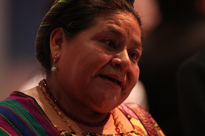 Rigoberta Menchú Tum přišla o několik členů rodiny kvůli brutálním zásahům armády během guatemalské diktatury. Tyto tragédie ji přiměly otevřeně mluvit o násilí a bezpráví.
