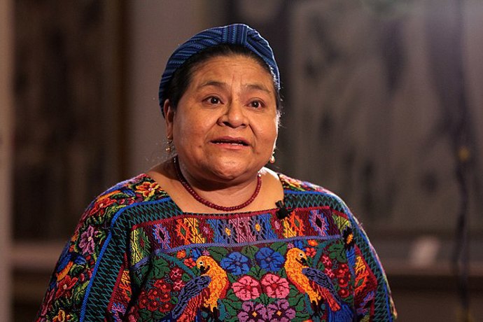 Rigoberta Menchú Tum vyrůstala v extrémní chudobě, kde už od dětství pracovala na plantážích. Tvrdé podmínky ji ale nezlomily a naopak formovaly její budoucí odhodlání bojovat.
