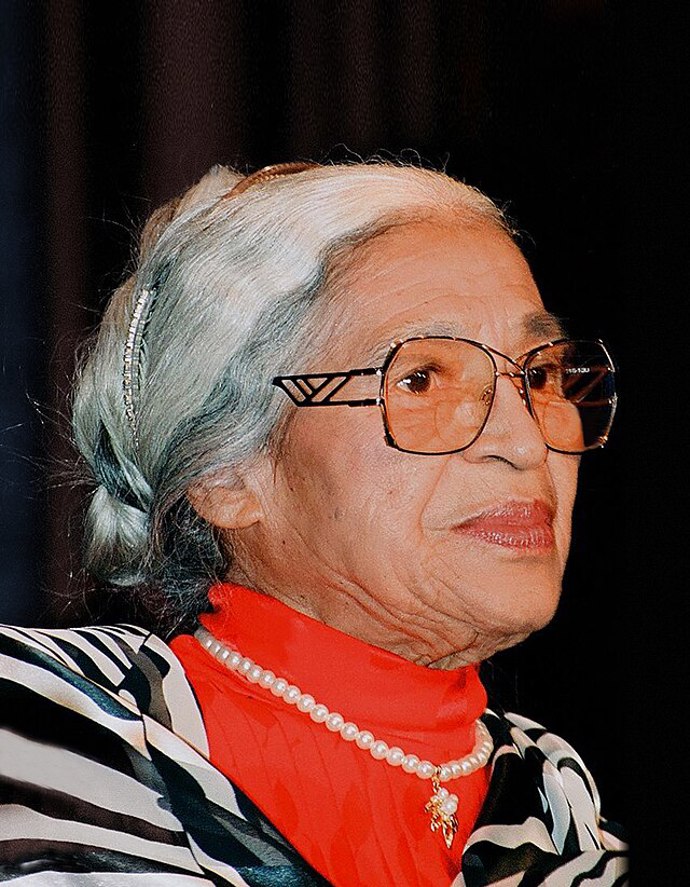 Rosa Parksová byla v očích veřejnosti nenápadnou ženou, ale její čin měl obrovský dopad. Ukázala, že i obyčejný člověk může stát na začátku velkých změn.
