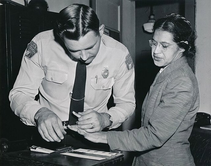 Rosa Parksová čelila zatčení s klidem a důstojností, která dodnes inspiruje miliony lidí. Její postoj ukázal sílu tichého, ale pevného odporu.
