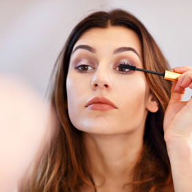 Trendy jsou letos hnědé řasenky, které působí jemněji než černá klasika, a současně umí krásně otevřít pohled. 
