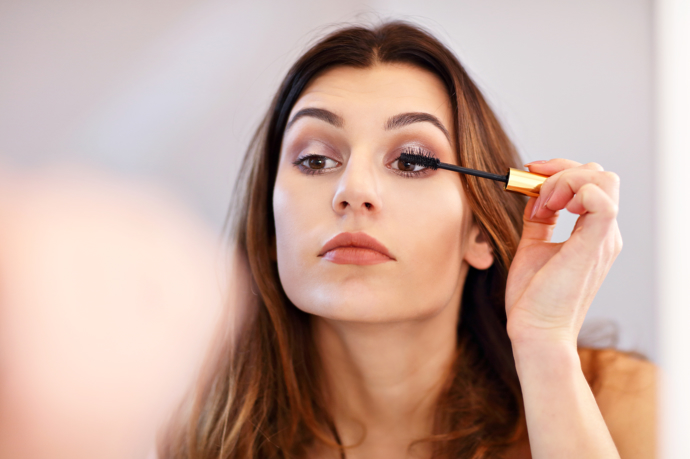 Trendy jsou letos hnědé řasenky, které působí jemněji než černá klasika, a současně umí krásně otevřít pohled. 

