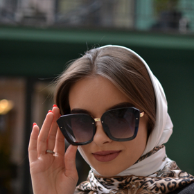 Elegance a styl, který vám dodá pocit luxusu. To je jednoduchá kombinace dvou trendy doplňků v podobě šátku ve vlasech a slunečních brýlí. 
