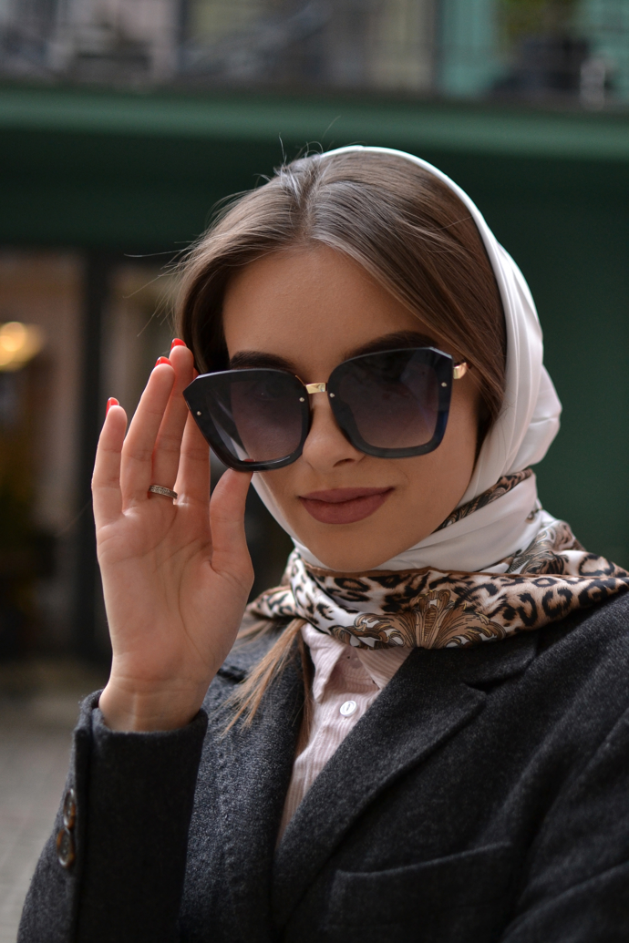 Elegance a styl, který vám dodá pocit luxusu. To je jednoduchá kombinace dvou trendy doplňků v podobě šátku ve vlasech a slunečních brýlí. 
