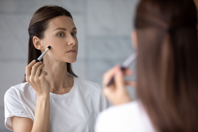 Krémové tvářenky jsou jedním z hlavních beauty trendů letošního roku. Nanášejí se lehce nad lícní kosti a krásně tak pozvedávají povadlé rysy v obličeji. 
