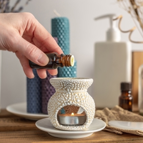 Rozmarýnový éterický olej stačí nakapat do aromalampy. Domovem se bude linout specifická a příjemný vůně, která povzbudí mysl a zlepší soustředění. 
