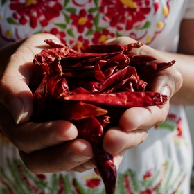 Chilli papričky a další pálivé koření obsahují látky, díky kterým se zrychluje metabolismus. I to je příznivý krok k hubnutí. 
