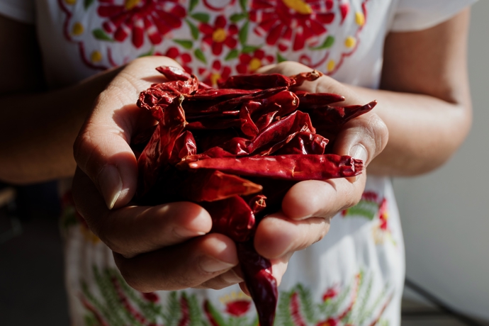 Chilli papričky a další pálivé koření obsahují látky, díky kterým se zrychluje metabolismus. I to je příznivý krok k hubnutí.
Chilli papričky a další pálivé koření obsahují látky, díky kterým se zrychluje metabolismus. I to je příznivý krok k hubnutí.