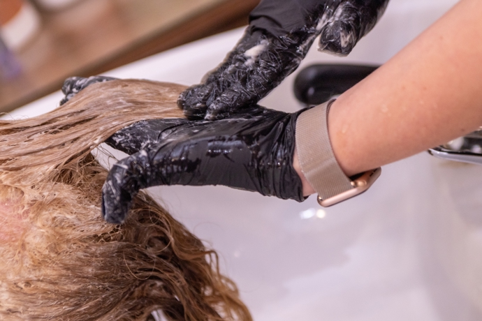 Barvení vyžaduje určité schopnosti mísení několika odstínů blond. Pro nejlepší výsledek je ideální vyrazit ke kadeřníkovi. 
