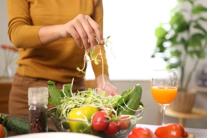 V jídelníčku samozřejmě nesmí chybět ani dostatek zeleniny, ze které čerpáme důležité vitamíny. Její konzumace obvykle současně usnadňuje trávení.
V jídelníčku samozřejmě nesmí chybět ani dostatek zeleniny, ze které čerpáme důležité vitamíny. Její konzumace obvykle současně usnadňuje trávení.