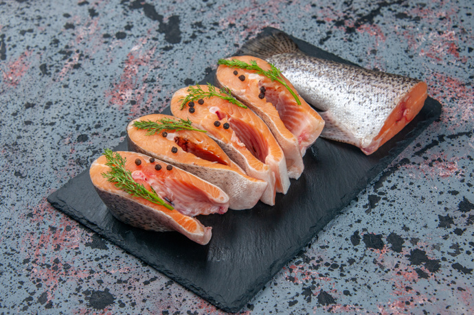 Tučné mořské ryby
Losos, makrela nebo sardinky obsahují omega-3 mastné kyseliny, které podporují zdraví srdce a cév. Tyto tuky pomáhají snižovat zánětlivé procesy v těle a mohou zlepšovat lipidový profil. Doporučuje se zařazovat ryby do jídelníčku alespoň dvakrát týdně.
