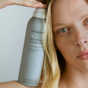Texturizační sprej pro objem Living Proof, 784 Kč (238 ml), prodává Notino
