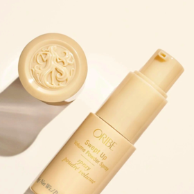 Pudrový sprej pro objem Oribe, 1 360 Kč (6 g), prodává Salononline.cz
