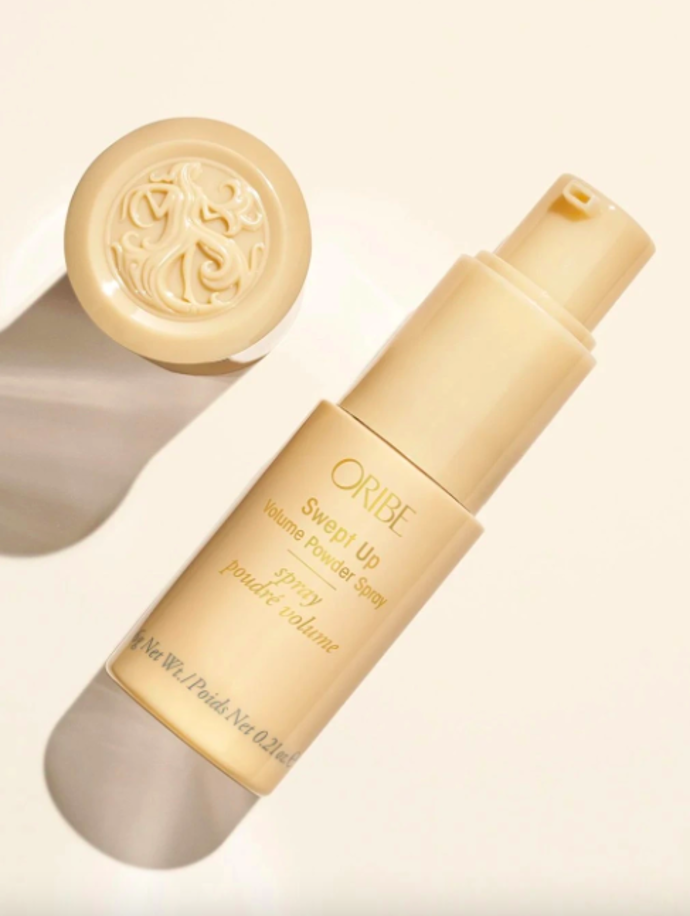 Pudrový sprej pro objem Oribe, 1 360 Kč (6 g), prodává Salononline.cz
