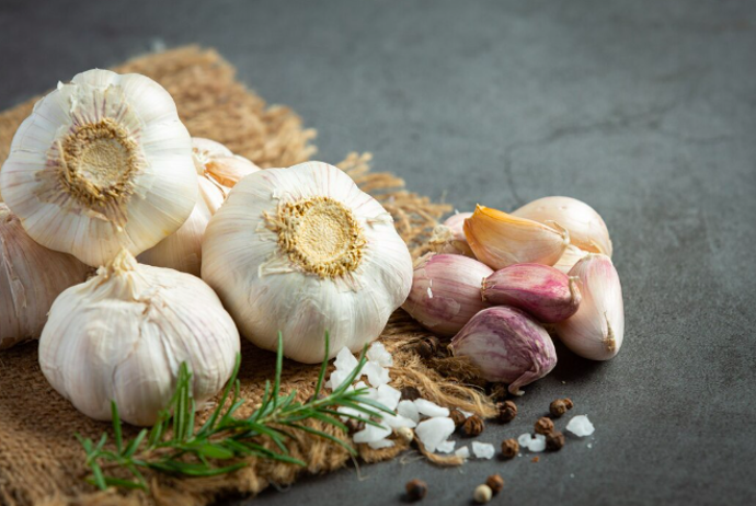 Česnek je známý nejen svým aroma, ale také svými protizánětlivými vlastnostmi.
Česnek je známý nejen svým aroma, ale také svými protizánětlivými vlastnostmi.
