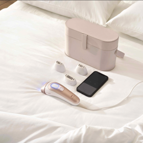 Epilátor, Braun IPL Skin i·expert PL7147

Epilátor Braun Skin i-expert PL7147, 15498 Kč (Notino.cz)

Je prvním IPL přístrojem na světě, který se učí a přizpůsobuje se vaší pokožce. Každý záblesk upravuje podle tónu pokožky tak, aby byl maximálně účinný a zároveň bezpečný. Oproti ostatním značkám1 je až 1,5× výkonnější, takže přináší viditelně hladší pokožku rychleji. Výsledky pocítíte už po prvním ošetření a při pravidelné péči si hladkou pokožku udržíte až 2 roky.
