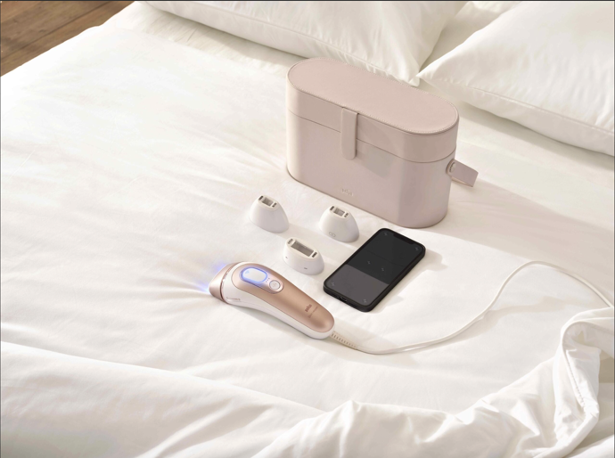 Epilátor, Braun IPL Skin i·expert PL7147

Epilátor Braun Skin i-expert PL7147, 15498 Kč (Notino.cz)

Je prvním IPL přístrojem na světě, který se učí a přizpůsobuje se vaší pokožce. Každý záblesk upravuje podle tónu pokožky tak, aby byl maximálně účinný a zároveň bezpečný. Oproti ostatním značkám1 je až 1,5× výkonnější, takže přináší viditelně hladší pokožku rychleji. Výsledky pocítíte už po prvním ošetření a při pravidelné péči si hladkou pokožku udržíte až 2 roky.
