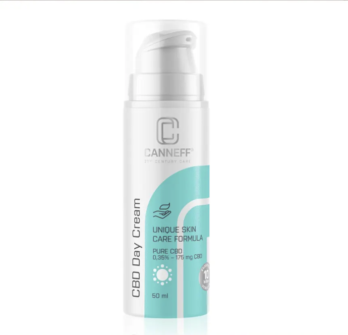 CBD Denní krém, Caneff, 565 Kč

Pokud vaše pleť potřebuje okamžitou dávku hydratace a rozjasnění, CANNEFF® CBD Denní krém je ta nejlepší volba. Emulze okamžitě ulevuje od pocitu pnutí, rychle se vstřebává a nezanechává mastný film. CBD v kombinaci s kyselinou hyaluronovou, minimálně 10 miliardami exosomů*, patentovaným prebiotickým extraktem a vitamínem E tvoří komplexní hydratační anti-age ochranu. Krém je vhodný pro normální až suchou pokožku, která je při pravidelném používání jemná, rozjasněná, hydratovaná a projevy stárnutí a pigmentace ustupují. Udržujte vaši pleť v rovnováze pomocí (nejen) CBD.
