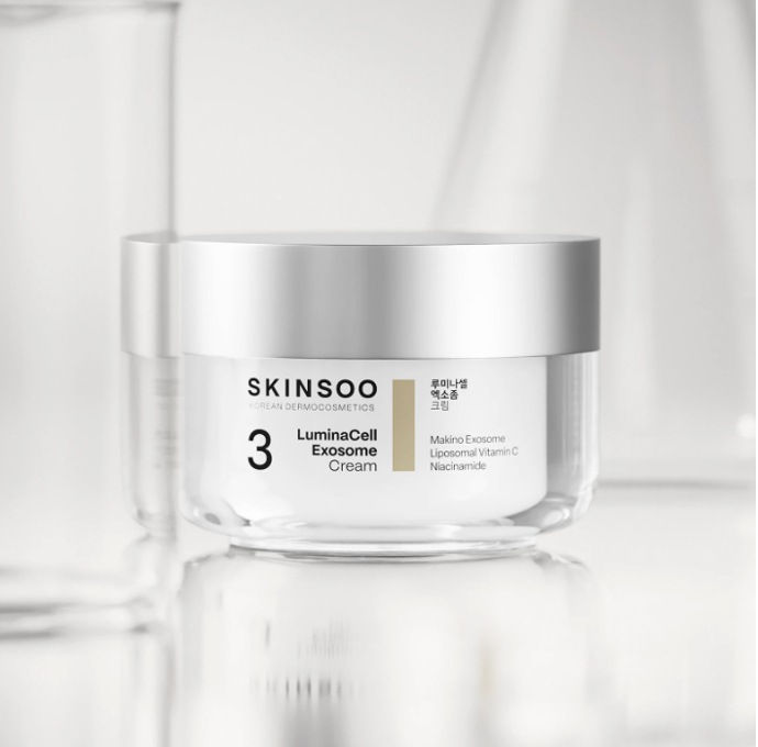 ​​​​​​SKINSOO LuminaCell Exosome Cream, 899 Kč

Rozjasňující krém SKINSOO LuminaCell Exosome Cream pomáhá zmírnit vrásky, barevnou nejednotnost pleti i tmavé skvrny. Při pravidelném používání bude vaše pleť působit zářivěji, jemněji a mladistvěji. Jeho lehká a hebká textura ji zároveň zklidní a udrží hydratovanou po celý den. Patentovaná technologie rostlinných exozomů a lipozomů posiluje účinnost celé rutiny a přináší pleti maximální efekt.
