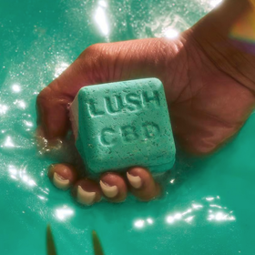 Kostka Magic obsahuje 150 mg CBD a 64 000 mg epsomské soli pro podporu dobré životní pohody. Obsahuje silici z heřmánku pravého: vzácný esenciální olej známý vysokým obsahem chamazulenu a bisabololu, které mohou mít příznivé účinky na pokožku a náladu. 370 Kč
