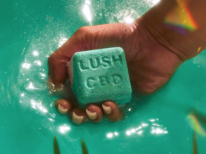 Kostka Magic obsahuje 150 mg CBD a 64 000 mg epsomské soli pro podporu dobré životní pohody. Obsahuje silici z heřmánku pravého: vzácný esenciální olej známý vysokým obsahem chamazulenu a bisabololu, které mohou mít příznivé účinky na pokožku a náladu. 370 Kč
