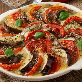 Moussaka
Moussaka je známé jídlo z Řecka a dalších zemí Balkánu. Základ tvoří vrstvy lilku, kořeněného mletého masa a bešamelové omáčky. Pokrm se peče dozlatova a obvykle se podává jako vydatný hlavní chod se zeleninovým salátem.
